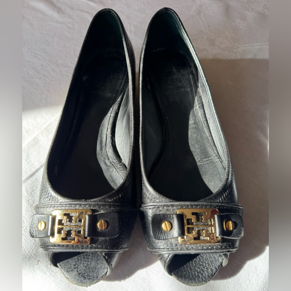Tory Burch Logo Amanda Low Heel Wedge Shoes Black Leather Peep Toe Pumps Size 8